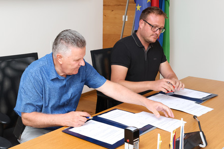 Nogometno igrišče Koleno umetna trava podpis pogodbe 05 Foto Ljubo Vukelič